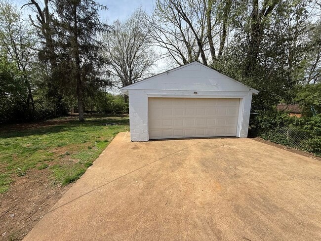 Building Photo - 211 Rugby Rd