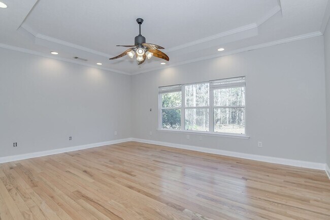 Building Photo - Large House on 3.5 Acres in Harlem