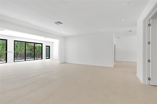 Building Photo - 950 Bayamo Ave
