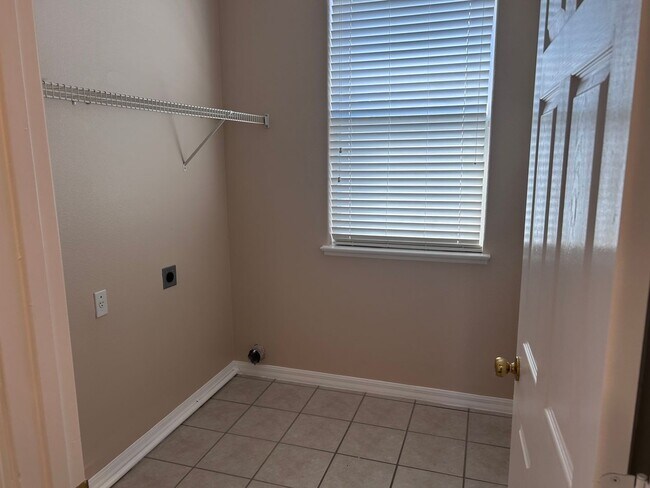 Building Photo - 3/2.5 Townhome