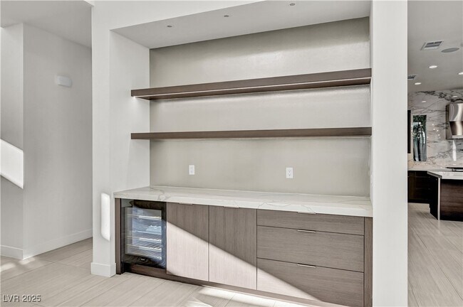 Building Photo - 68 Grey Feather Dr