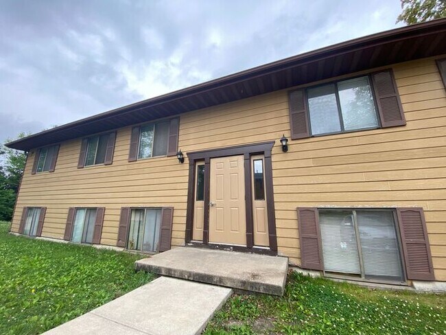 Primary Photo - $975 | 2 Bedroom, 1 Bathroom APARTMENT | N...