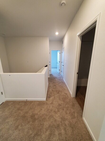 Building Photo - 2435 Vanhoutte Vw