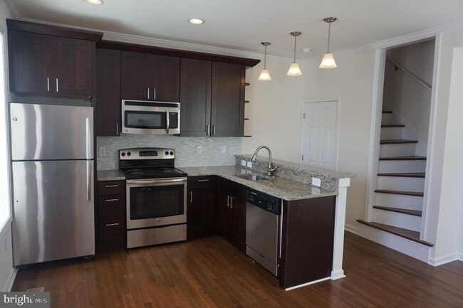 Building Photo - 132 Wendover St