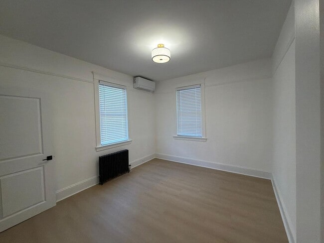 Building Photo - Great Home For RWJMS/Rutgers Students * Walk to New Brunswick/Highland Park Nightlife * All Utili...