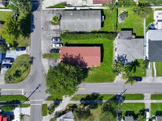 Building Photo - 821 SW 7th Ave
