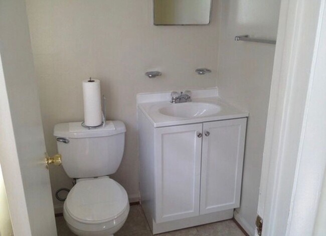 Building Photo - Cozy 3 Bedroom 1.5 Bathroom Ranch Located in Hampton VA