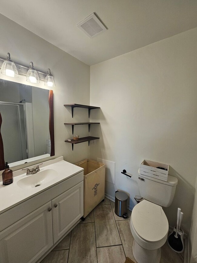 Building Photo - 3 Bedroom Corner Lot Close to Lejeune Blvd