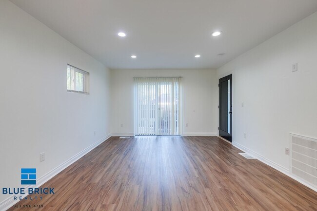 Building Photo - 1223 N Bronson Ave