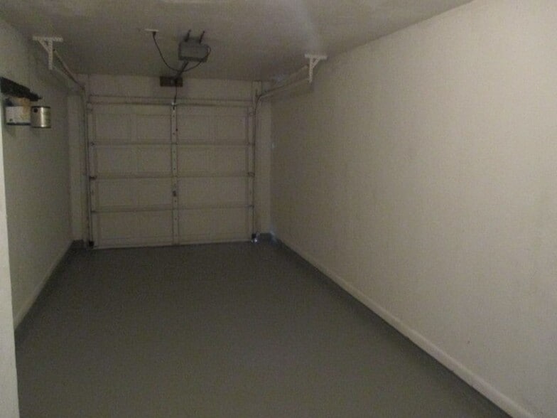 Building Photo - 3/2 Duplex w/ Garage.  Tenant occupied until 3/31/26.