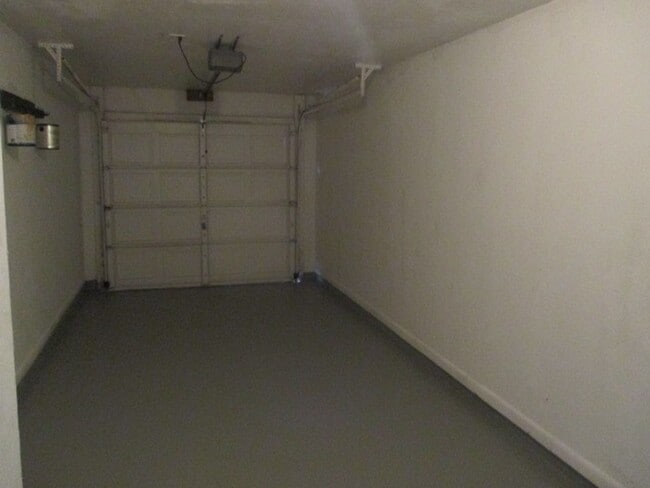 Building Photo - 3/2 Duplex w/ Garage.  Tenant occupied until 3/31/26.