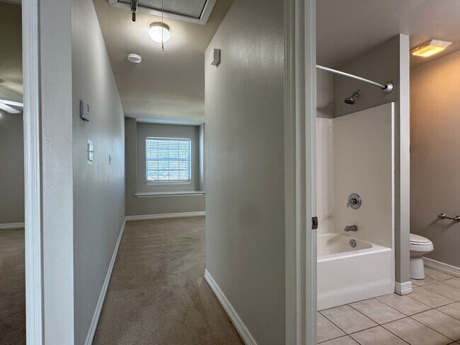 Building Photo - 5805 Thompson Pl