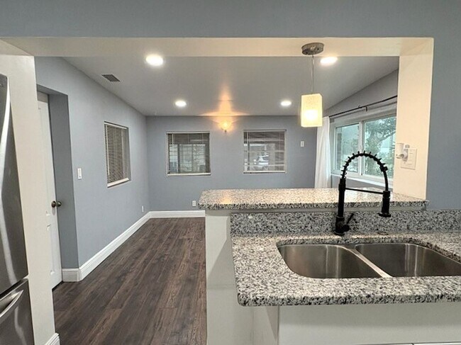 Building Photo - Beautifully Updated DeLand Home with Huge Fenced Backyard!!!