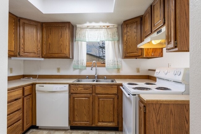 Building Photo - Right on the river! 2 Bedroom, 1.5 Bath, W/Garage, Duplex!