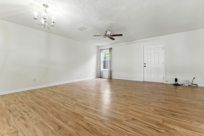Building Photo - 1323 Longlac Rd