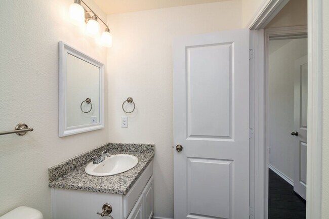 Building Photo - AVAILABLE NOW! 3 BEDROOM TRIPLEX LOCATED IN BONHAM, TEXAS!