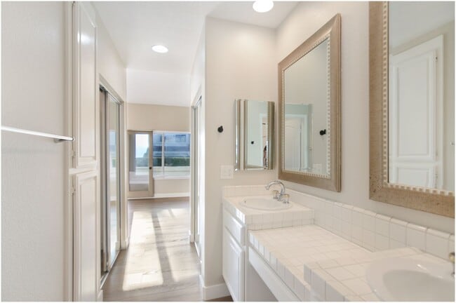 Building Photo - Tennis Villas 2 Bedroom Condo!