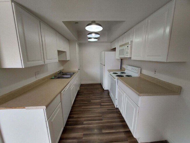 Building Photo - Upstairs 2BD/1.5BA Condo with Washer/Dryer...