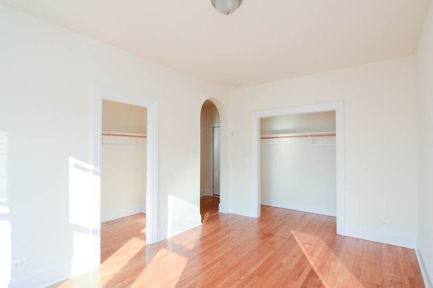 Building Photo - 2704 N Sawyer Ave