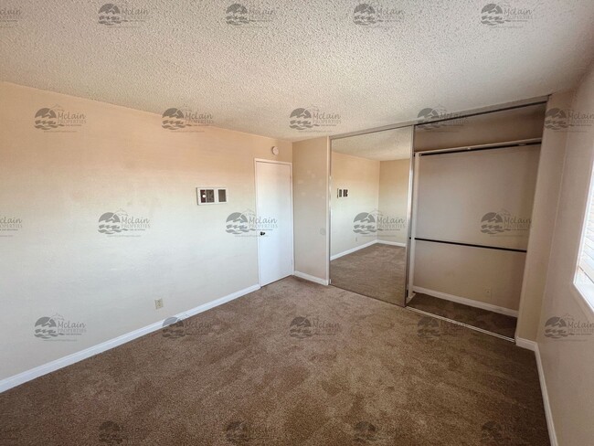 Building Photo - 3 Bed/2 Bath Two Story Townhome in Gated C...