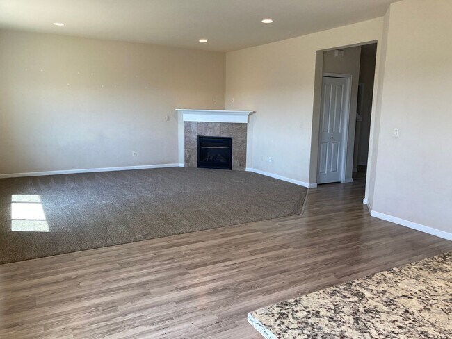 Building Photo - Newer Home In North Albany!     Over 2000 ...