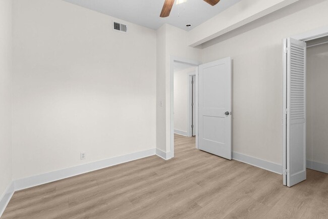 Building Photo - AVAILABLE NOW. 3 BED 1 BATH. IDEAL LOCATIO...