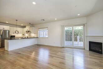 Building Photo - Open and Bright 2 bed/ 1.5 bath town-home ...