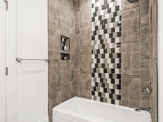 Building Photo - Beautifully built, renovated home boasts 5 BD, 5 BT, providing ample space for a growing family a...