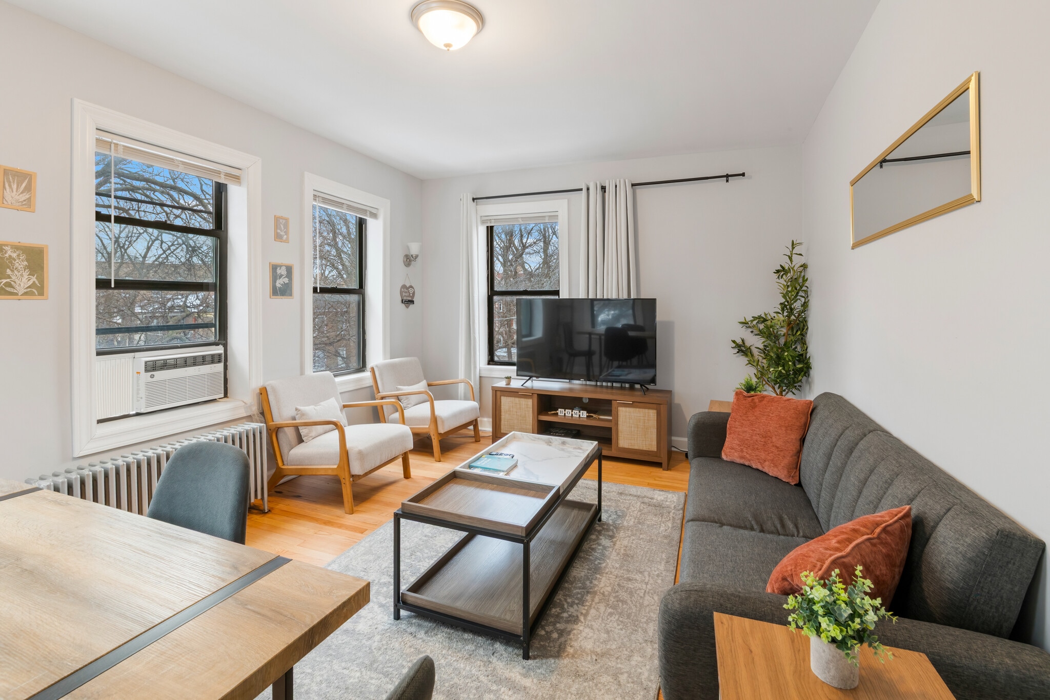 Building Photo - 6441 N Hamilton Ave