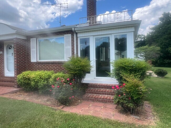 Building Photo - Two bedroom, 1 bath house in Graham-Coming...