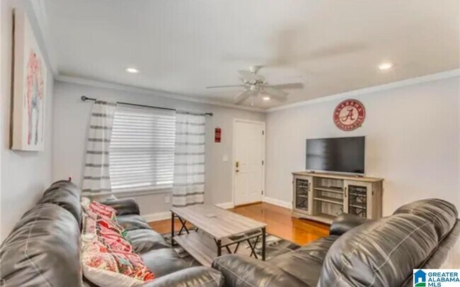 Building Photo - 210 15th St E