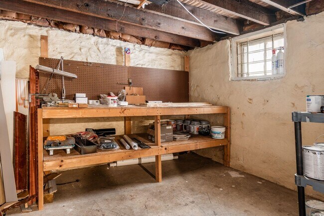 Building Photo - 415 W 5th Ave