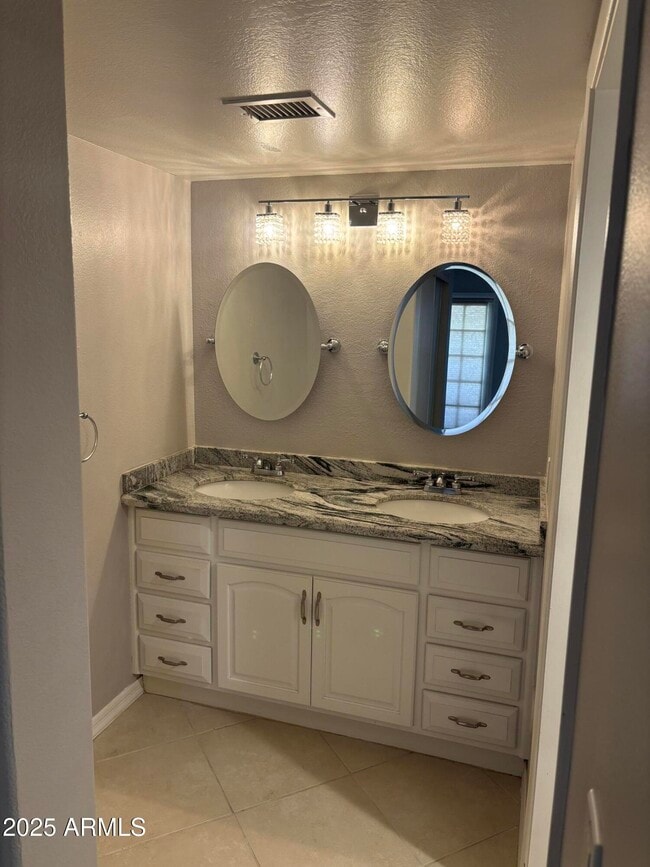 Building Photo - 1333 E Morten Ave