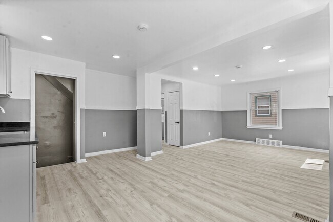 Building Photo - 16039 Fairmount Dr