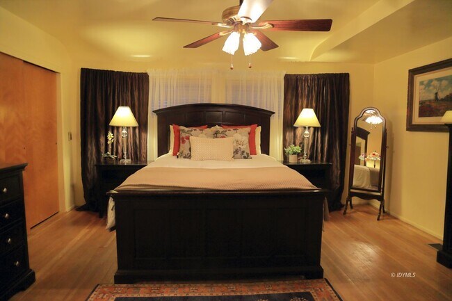 Building Photo - One Level House one mile from town close to hiking trails