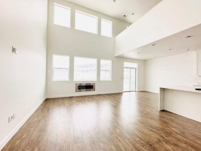 Building Photo - Stunning Home Right on the Golf Course!