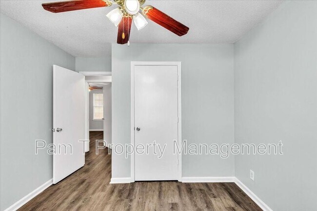 Building Photo - 215 Laurelwood Dr