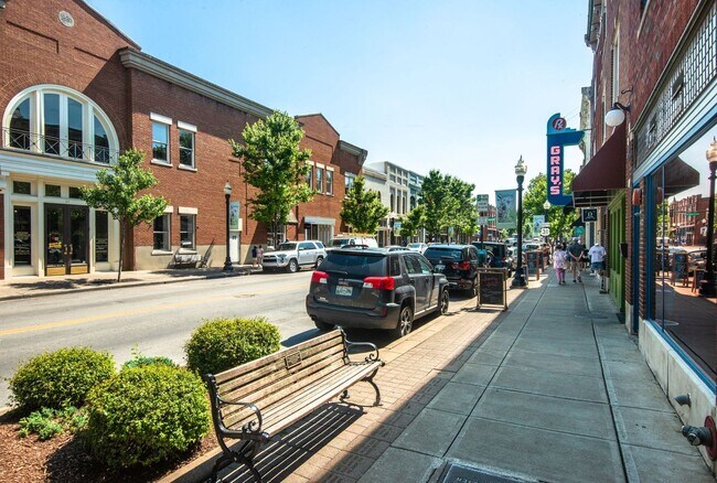 Building Photo - Charming 4BE/3BA Home in Historic Downtown...