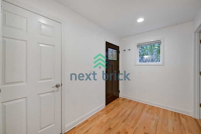 Building Photo - "Charming Victorian-style craftsman 3-Bedroom Townhouse with 2.5 Baths – 1610 Sq Ft of Comfortabl...