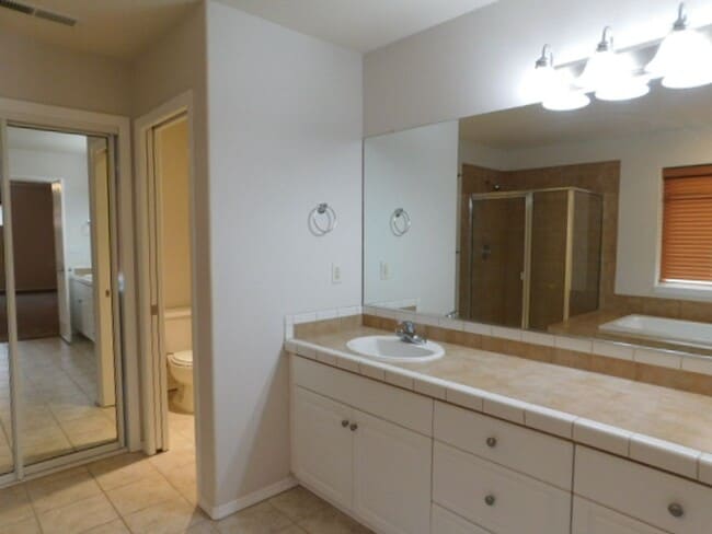 Building Photo - 4Bd/2.5Ba Two Story House - Available to View!