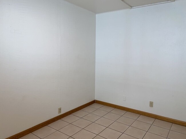 Building Photo - STUDENTS WELCOME! Cute 4-Bedroom / 1-Bath Home w/ Spacious Fenced Yard