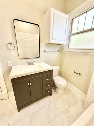 Building Photo - 1201 E Lamar St