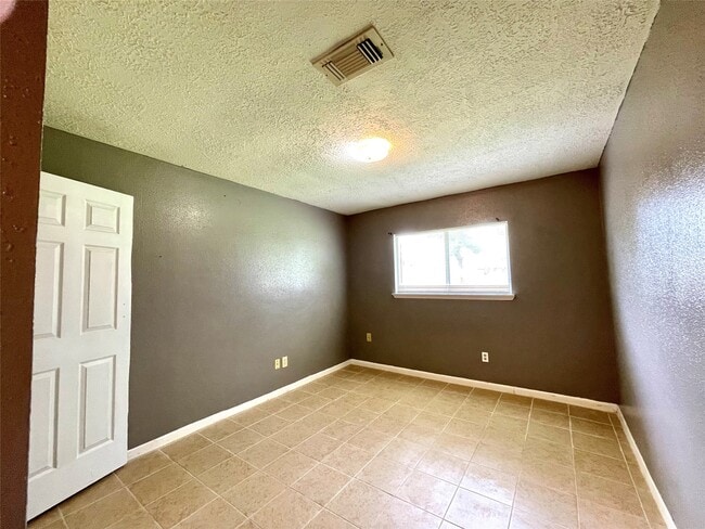 Building Photo - 6310 Star Lake Dr