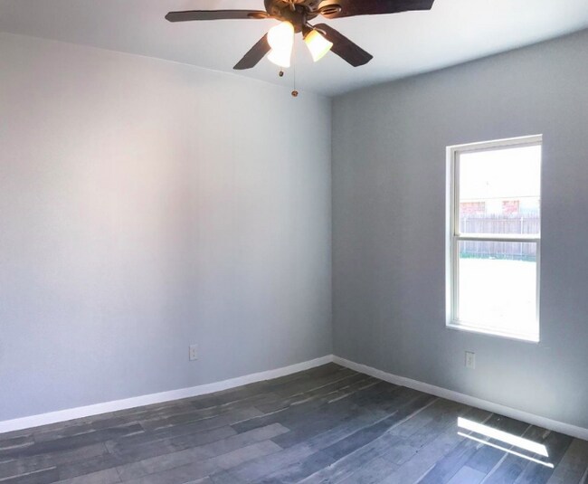 Building Photo - Beautiful Duplex!