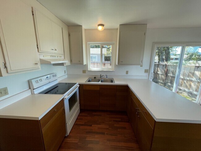 Building Photo - 12-775