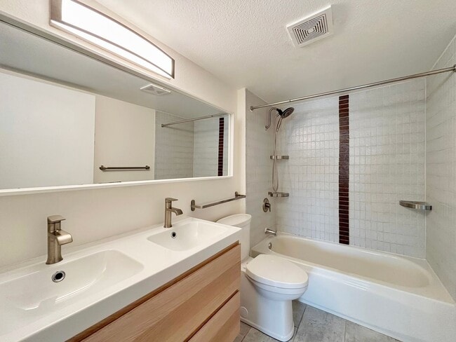 Building Photo - Beautiful 3BD/2.5BA Condo Located in Unive...