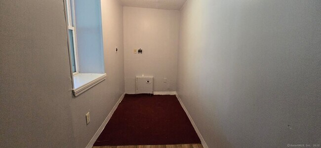 Building Photo - 306 Sigourney St