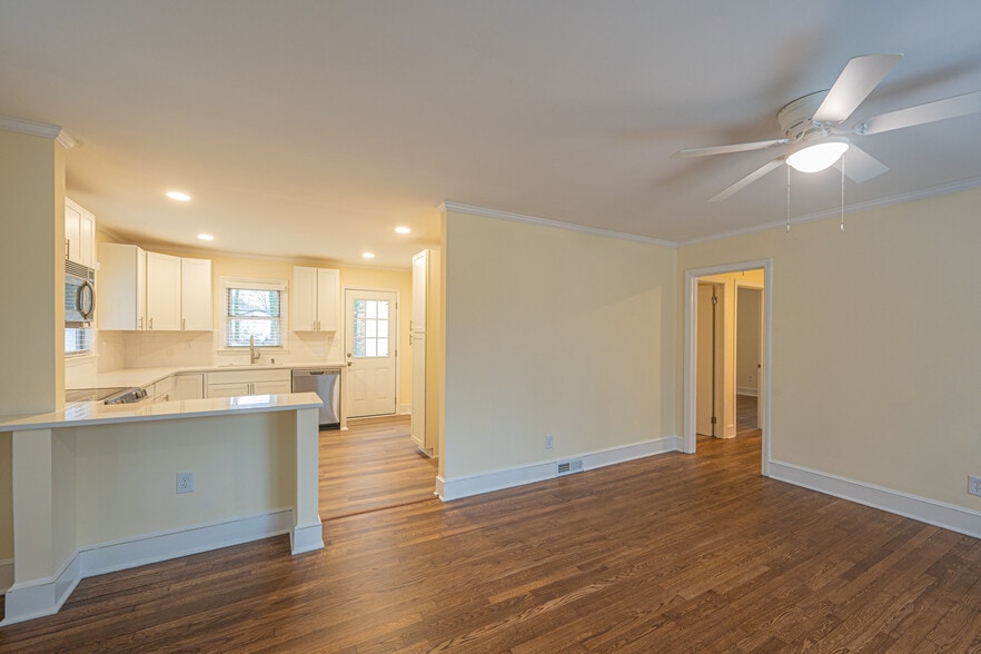 Spacious Living Room - 5000 Erickson Rd