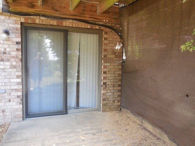 Building Photo - One Bedroom Condo with Fireplace and Stack...