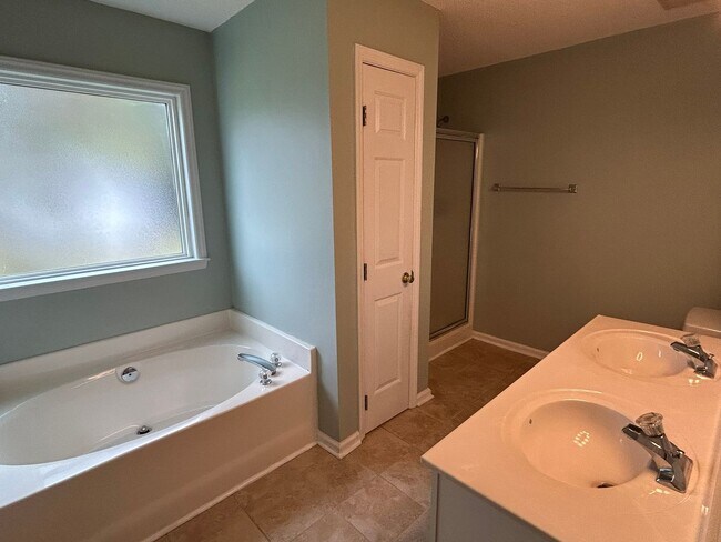 Building Photo - Charming home nestled in Courtney Pines with full fenced backyard!